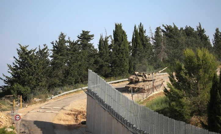 متظاهرون يقتحمون السياج الحدودي بين لبنان واسرائيل